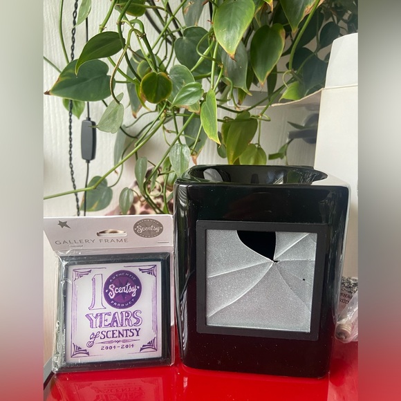 Scentsy Electric Candle Warmer Ceramic Holder with lightbulb, plates & candles - Picture 6 of 6